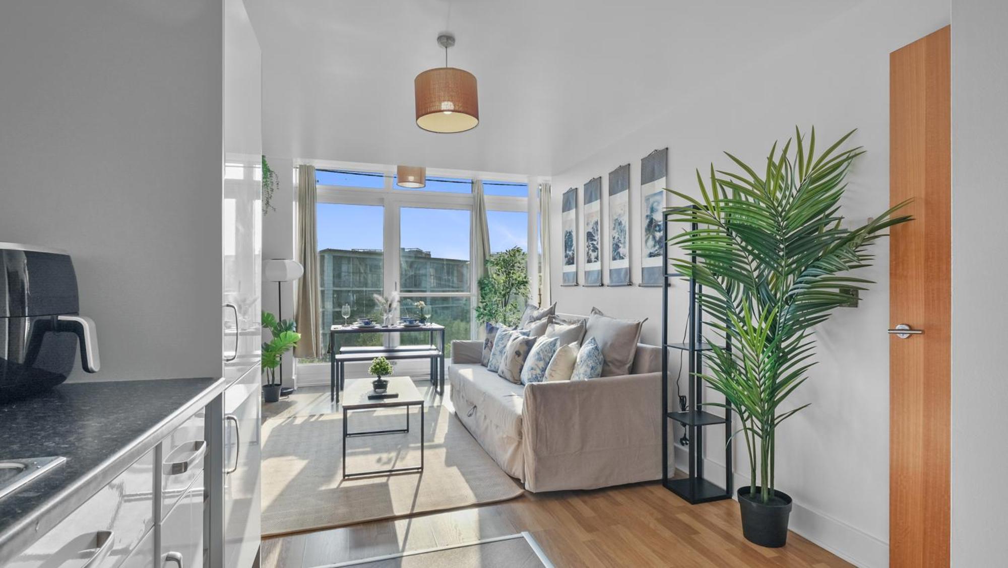 Eastern - Centre, Free Parking And Balcony *