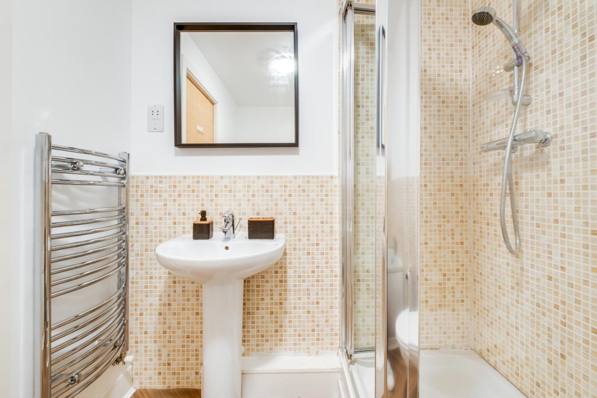 Eastern - Centre, Free Parking And Balcony Apartment *