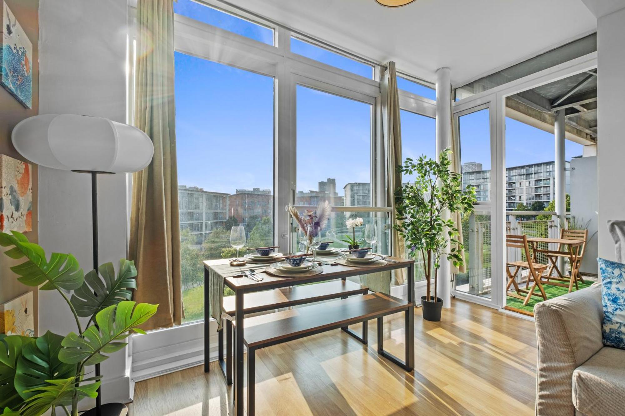 Eastern - Centre, Free Parking And Balcony Apartment