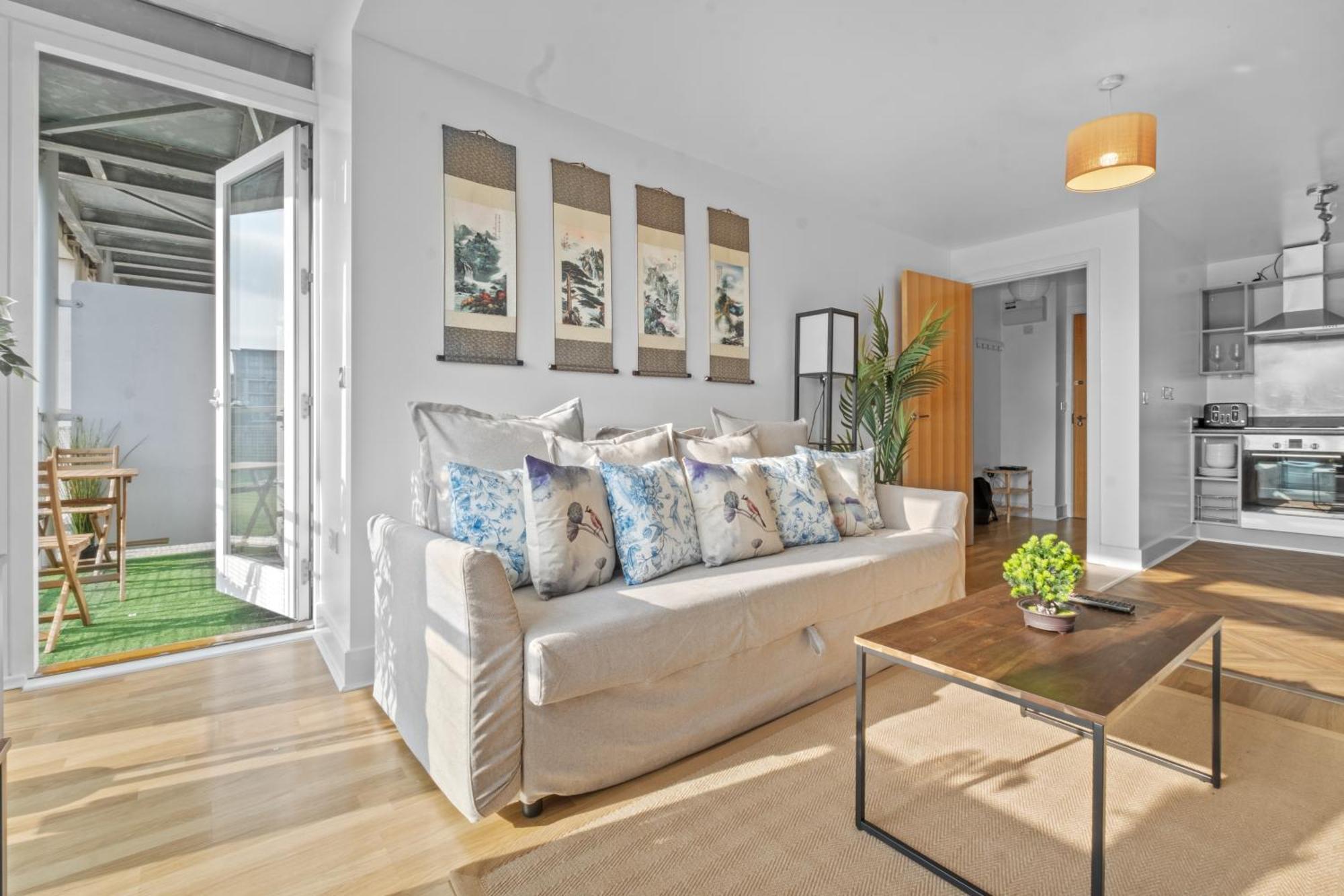 Eastern - Centre, Free Parking And Balcony *